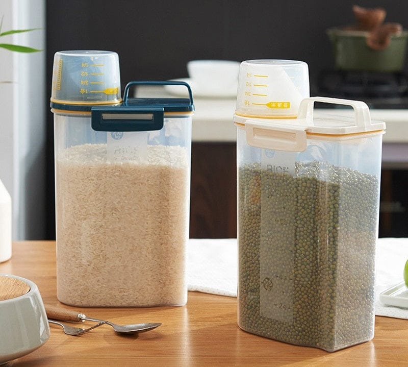 Opbevaringsbeholder til fødevarer med hældetud og gradueret måletud