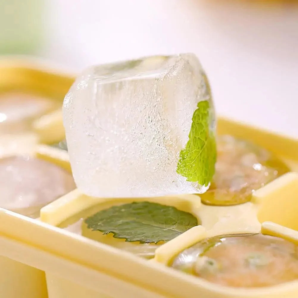 Isterningebakke i silikone med klemmelåg - blød form til 8 genanvendelige isterninger