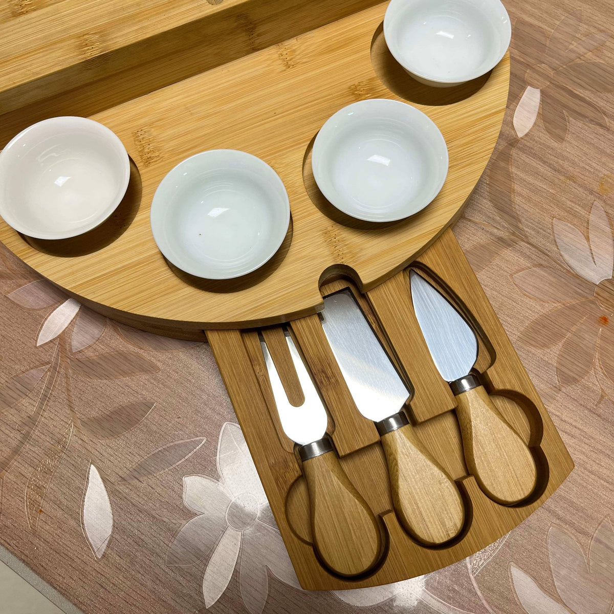 Ostebakke i bambus med integreret skuffe - ideel til at underholde familie og venner 1 ostetallerken + 4 små skåle + 3 knive og gafler