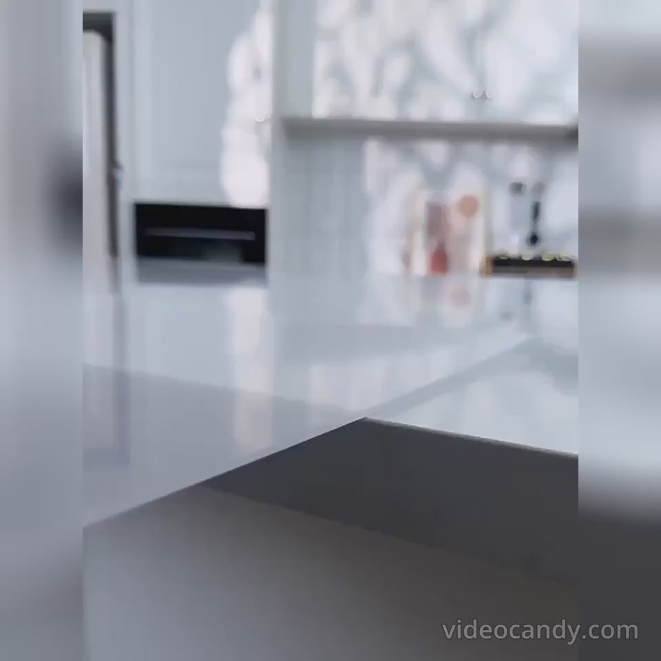 Gennemsigtigt køkkenskærebræt i akryl med skridsikker kant