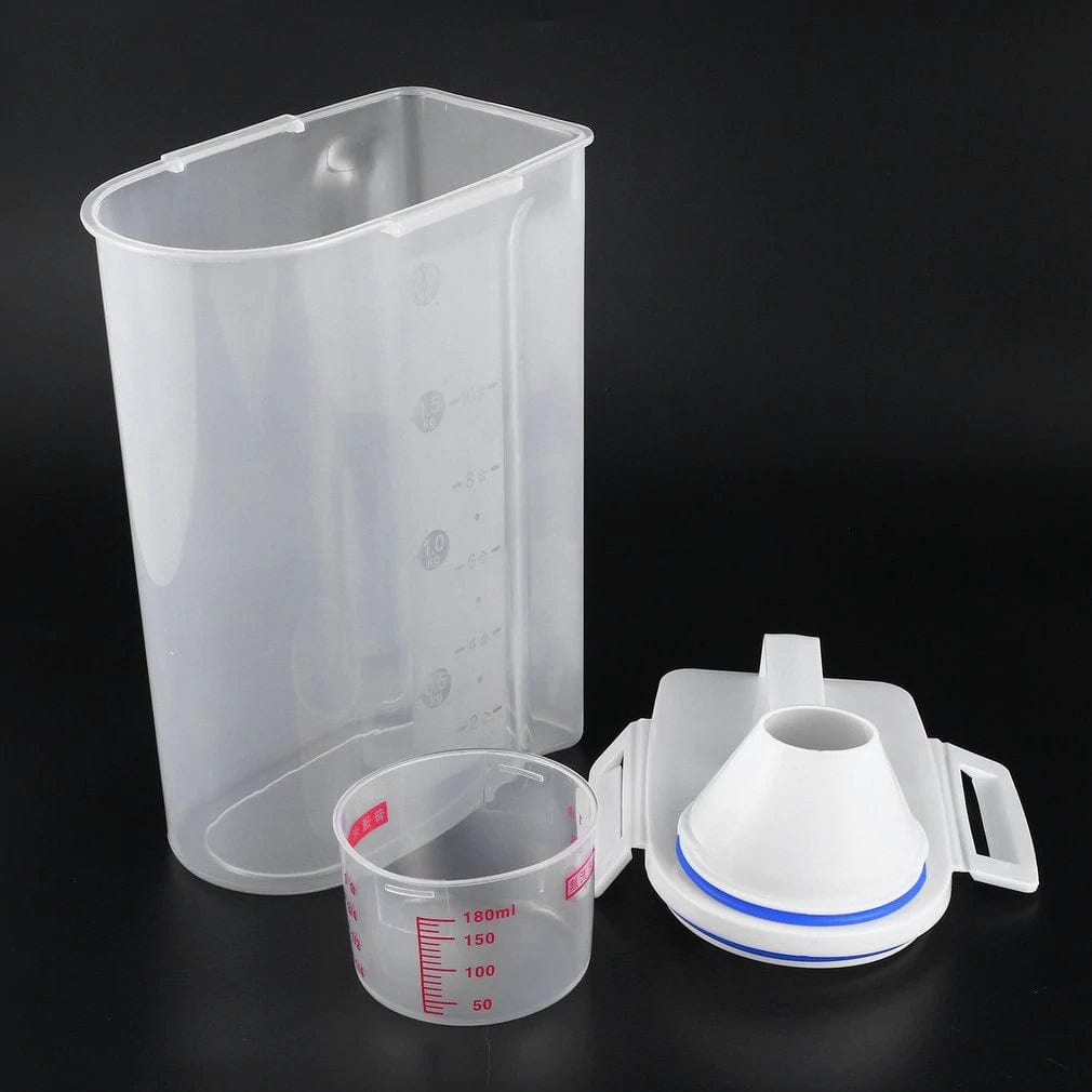 Opbevaringsbeholder til fødevarer med hældetud og gradueret måletud